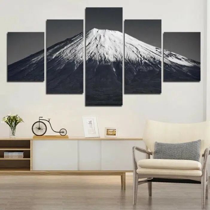 Tableau scandinave volcan enneigé.Bonne qualité, original, accrochée sur un mur au dessus d'une table dans un salon