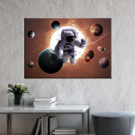Tableau astronaute dans le système solaire. Bonne qualité, original, accrochée sur un mur au dessus d'une table avec une vase dans un salon