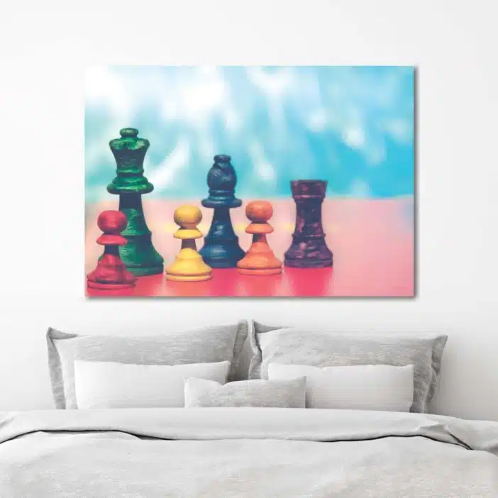 Tableau échecs en couleurs. Bonne qualité, original, accrochée sur un mur au dessus d'un lit dans une maison
