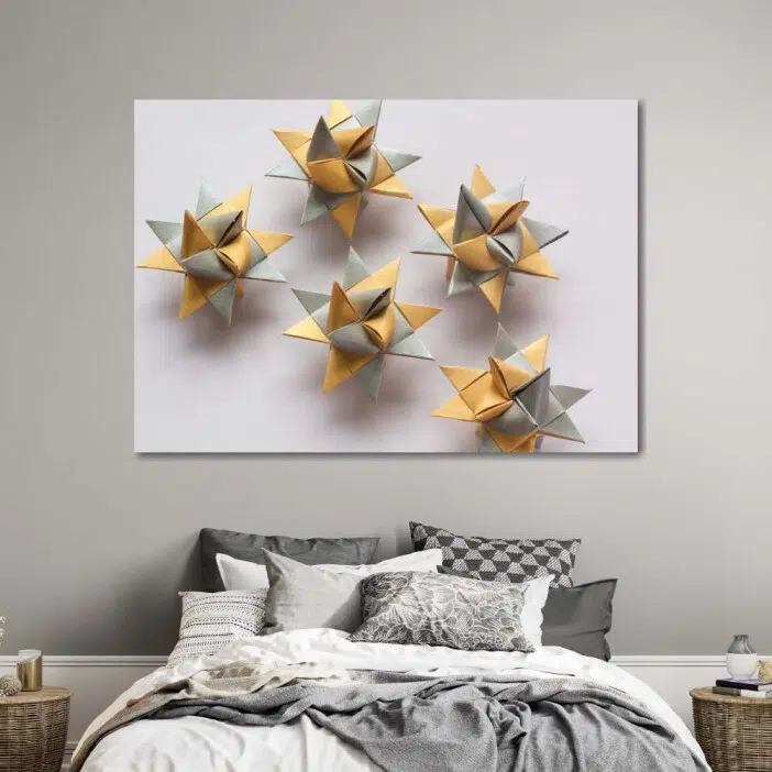 Tableau origami en forme d'étoile. Bonne qualité, original, accrochée sur un mur au dessus d'un lit dans une maison