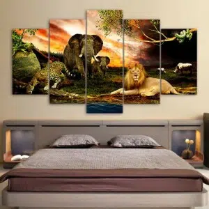 Tableau africain animaux de la jungle. Bonne qualité, original, accrochée sur un mur au dessus d'un lit dans une maison