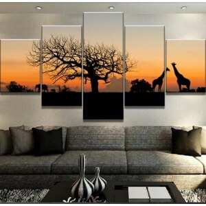 Tableau africain coucher du soleil dans la savane. Bonne qualité, original, accrochée sur un mur au dessus d'un canapé dans un salon