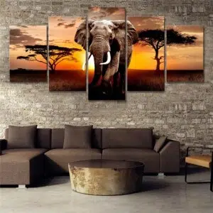 Tableau africain éléphant au coucher du soleil. Bonne qualité, original, accrochée sur un mur au dessus d'un canapé dans un salon