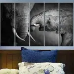 Tableau africain éléphant et son petit. Bonne qualité, original, accrochée sur un mur au dessus d'un lit dans une maison