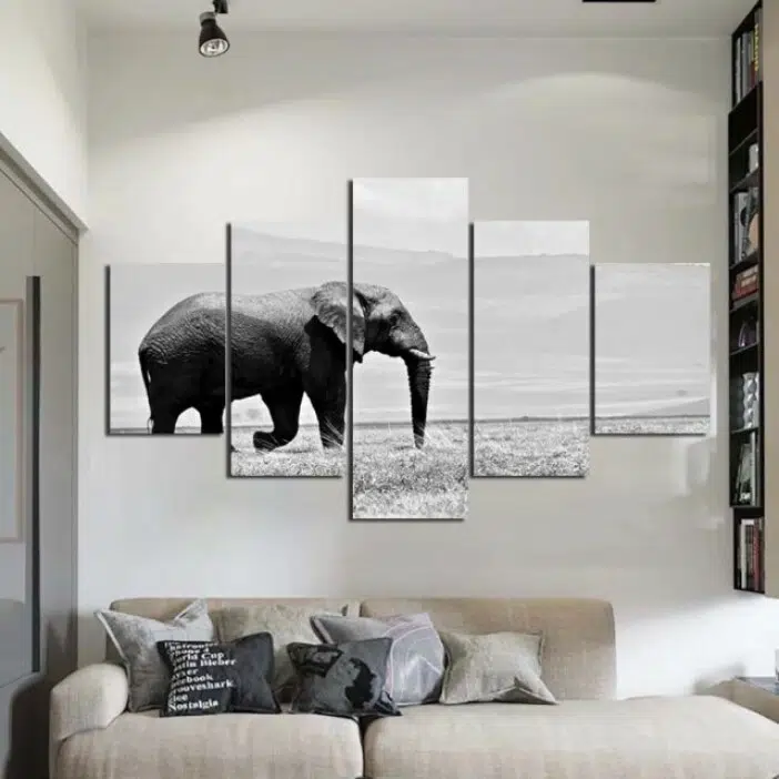Tableau africain éléphant solitaire. Bonne qualité, original, accrochée sur un mur au dessus d'un canapé dans un salon