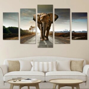 Tableau africain éléphant sur la route. Bonne qualité, original, accrochée sur un mur au dessus d'un canapé dans un salon
