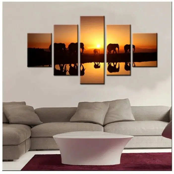 Tableau africain éléphants alignés au bord de la rivière. Bonne qualité, original, accrochée sur un mur au dessus d'un canapé dans un salon