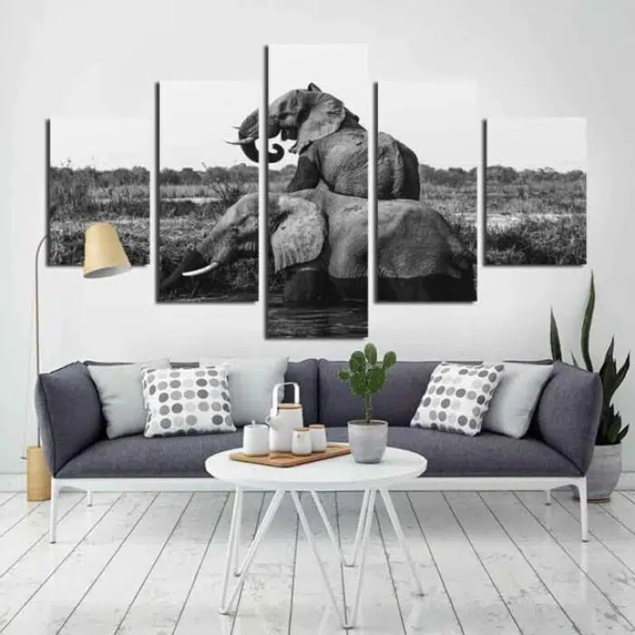 Tableau africain éléphants dans la rivière. Bonne qualité, original, accrochée sur un mur au dessus d'un canapé dans un salon