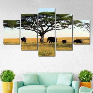 Tableau africain éléphants sous un arbre dans la savane. Bonne qualité, original, accrochée sur un mur au dessus d'un canapé dans un salon