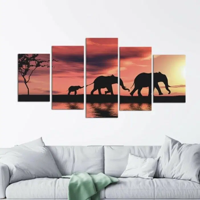 Tableau africain éléphants traversant la rivière. Bonne qualité, original, accrochée sur un mur au dessus d'un canapé dans un salon