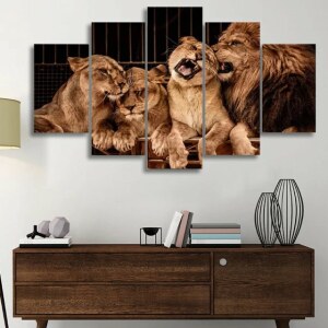 Tableau africain famille de lions. Bonne qualité, original, accrochée sur un mur au dessus d'un table dans un salon