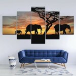 Tableau africain famille d'éléphants dans la jungle. Bonne qualité, original, accrochée sur un mur au dessus d'un canapé dans un salon