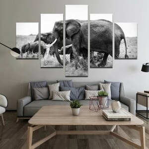 Tableau africain famille d'éléphants dans la savane. Bonne qualité, original, accrochée sur un mur au dessus d'un canapé dans un salon