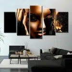 Tableau africain femme maquillée. Bonne qualité, original, accrochée sur un mur au dessus d'un canapé dans un salon