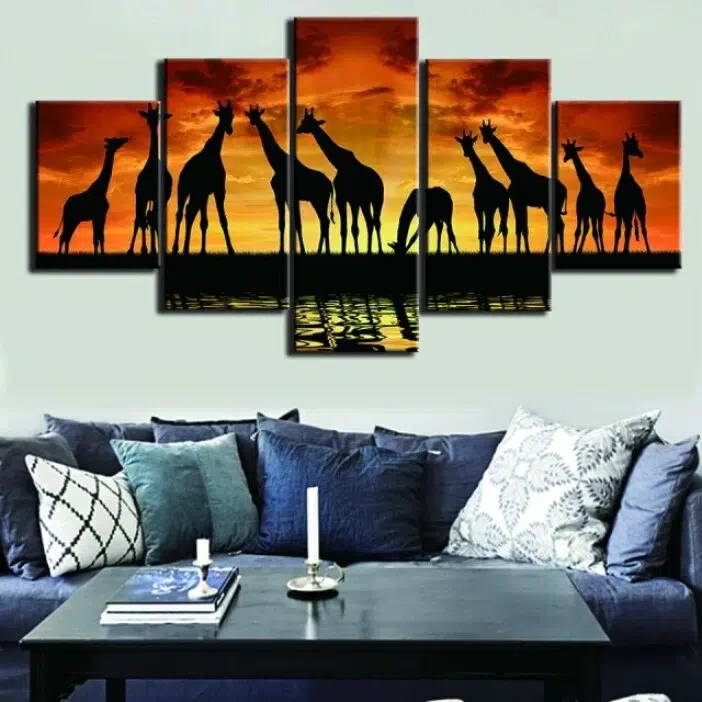 Tableau africain girafes dans la savane buvant de l'eau. Bonne qualité, original, accrochée sur un mur au dessus d'un canapé dans un salon