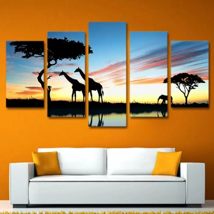 Tableau africain girafes et éléphant dans la savane. Bonne qualité, original, accrochée sur un mur au dessus d'un canapé dans un salon