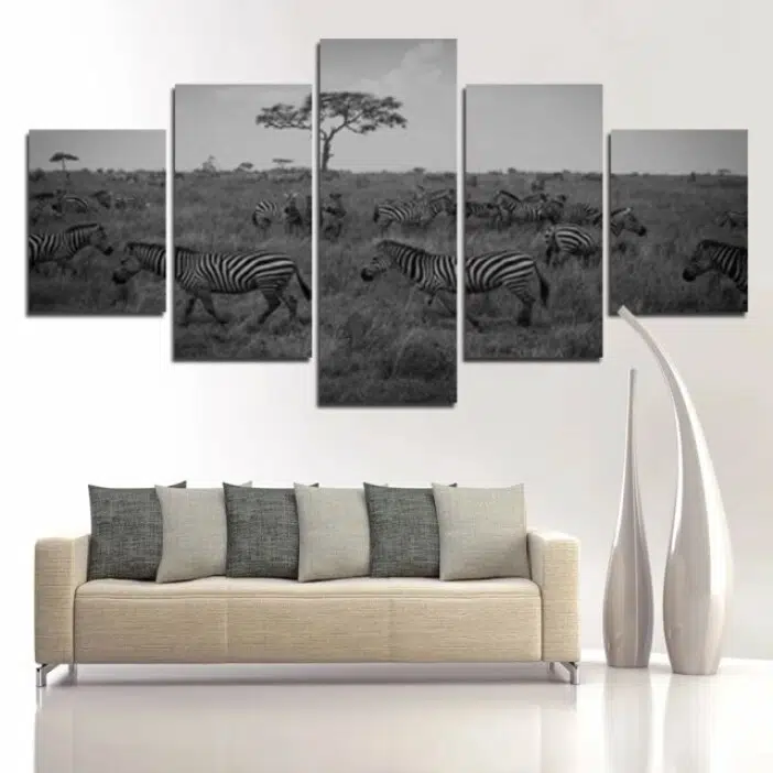 Tableau africain groupe de zèbres dans la savane. Bonne qualité, original, accrochée sur un mur au dessus d'un canapé dans un salon