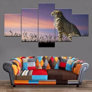 Tableau africain guépard observateur. Bonne qualité, original, accrochée sur un mur au dessus d'un canapé dans un salon