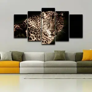 Tableau africain léopard observateur. Bonne qualité, original, accrochée sur un mur au dessus d'un canapé dans un salon
