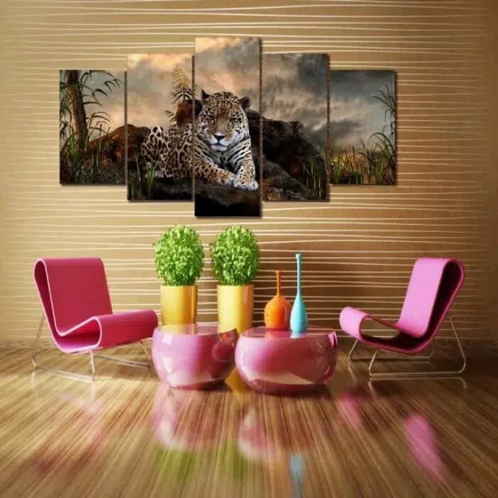 Tableau africain léopard paresseux. Bonne qualité, original, accrochée sur un mur au dessus des chaises dans un salon