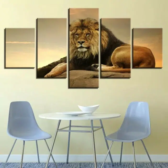 Tableau africain lion en vigilance. Bonne qualité, original, accrochée sur un mur au dessus de deux chaises et une table dans un salon