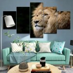 Tableau africain lion à la recherche d'une proie. Bonne qualité, original, accrochée sur un mur au dessus d'un canapé dans un salon