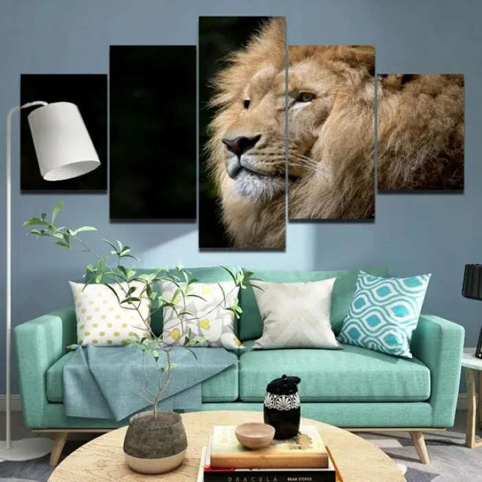 Tableau africain lion à la recherche d'une proie. Bonne qualité, original, accrochée sur un mur au dessus d'un canapé dans un salon