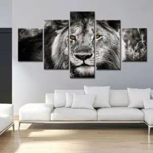 Tableau africain lion aux yeux jaunes. Bonne qualité, original, accrochée sur un mur au dessus d'un canapé dans un salon