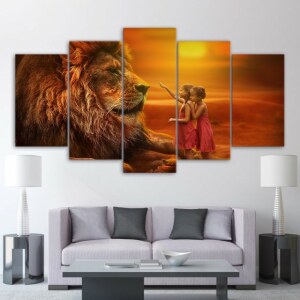 Tableau africain lion avec des petites filles. Bonne qualité, original, accrochée sur un mur au dessus d'un canapé dans un salon