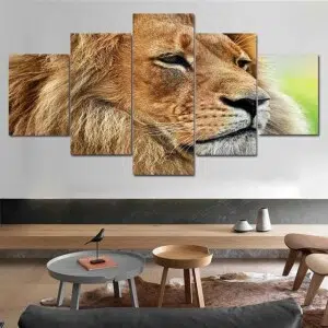 Tableau africain lion observateur. Bonne qualité, original, accrochée sur un mur dans un salon