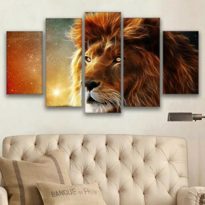 Tableau africain lion style fantaisiste. Bonne qualité, original, accrochée sur un mur au dessus d'un canapé dans un salon