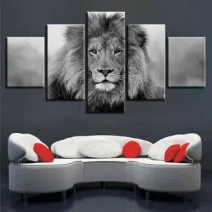 Tableau africain portrait de lion. Bonne qualité, original, accrochée sur un mur au dessus d'un canapé dans un salon