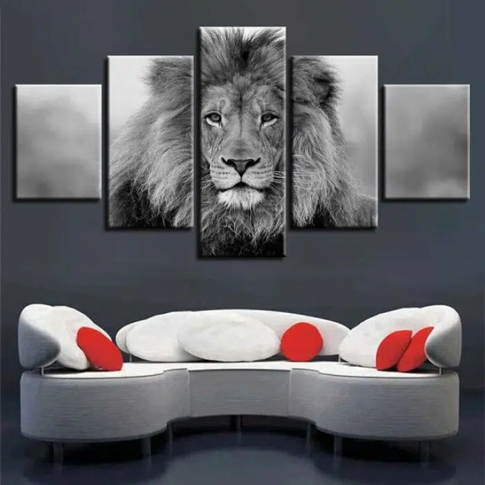 Tableau africain portrait de lion. Bonne qualité, original, accrochée sur un mur au dessus d'un canapé dans un salon