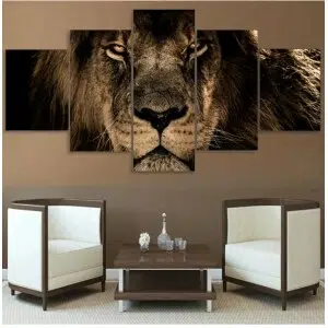 Tableau africain tete de lion. Bonne qualité, original, accrochée sur un mur au dessus de deux chaises dans une maison
