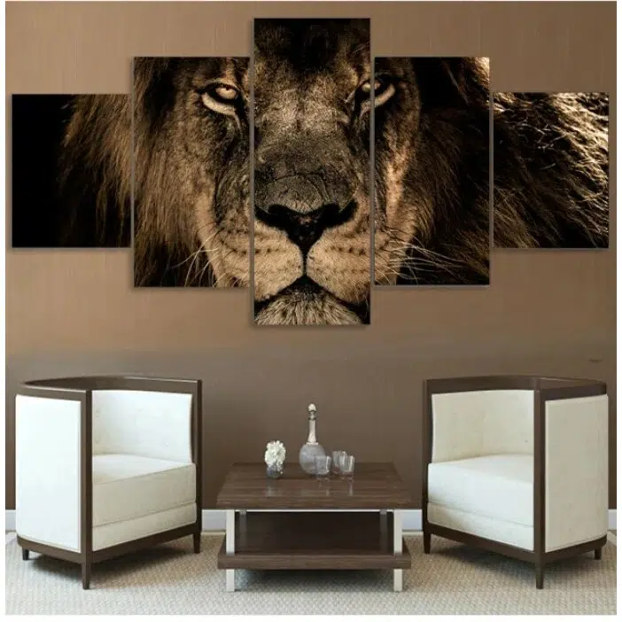Tableau africain tete de lion. Bonne qualité, original, accrochée sur un mur au dessus de deux chaises dans une maison
