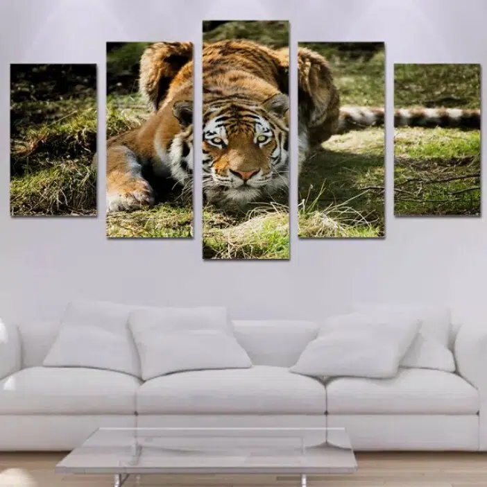 Tableau africain tigre en position d'attaque. Bonne qualité, original, accrochée sur un mur au dessus d'un canapé dans un salon