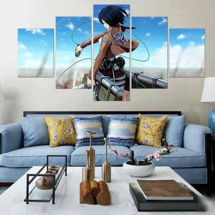 Tableau attaque des titans Mikasa avec épée. Bonne qualité, original, accrochée sur un mur au dessus d'un canapé dans une maison,
