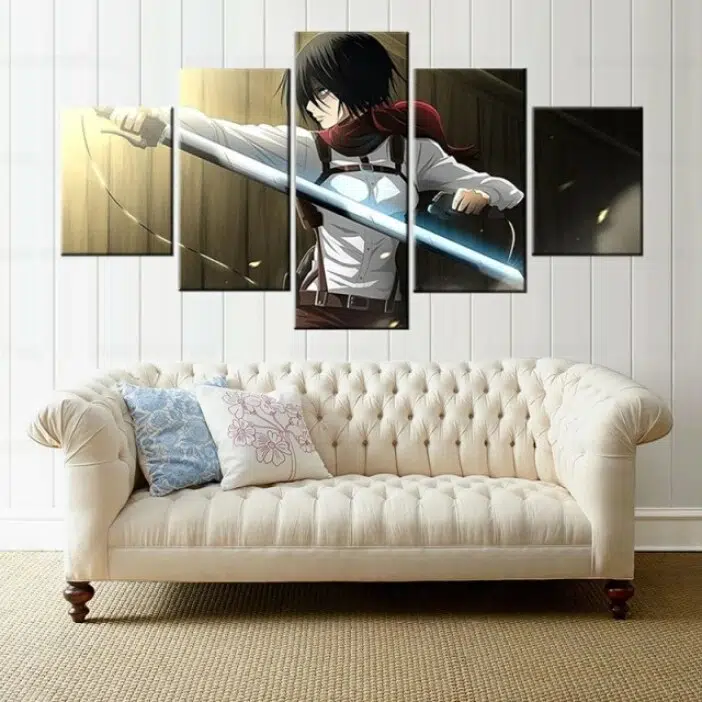 Tableau attaque des titans Mikasa en attaque surprise. Bonne qualité, original, accrochée sur un mur au dessus d'un canapé dans un salon