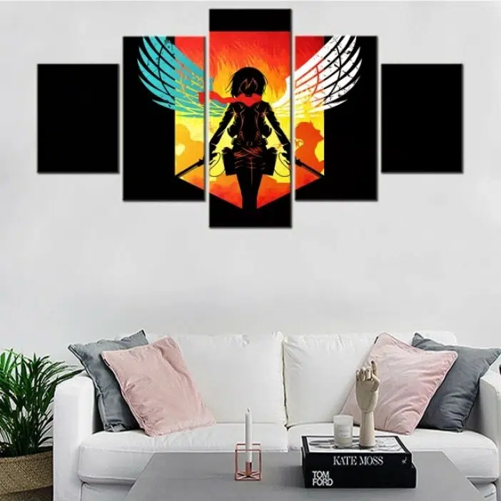 Tableau attaque des titans mikasa avec des ailes. Bonne qualité, original, accrochée sur un mur au dessus d'un canapé dans un salon