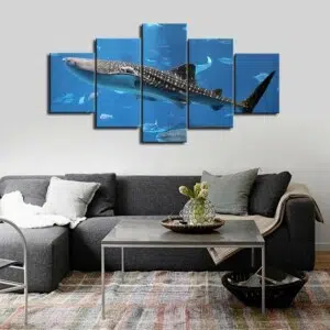 Tableau baleine grise tachetée. Bonne qualité, original, accrochée sur un mur au dessus d'un canapé dans un salon