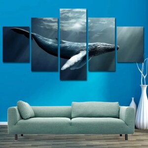Tableau baleine nageant dans les profondeurs. Bonne qualité, original, accrochée sur un mur au dessus d'un canapé dans un salon