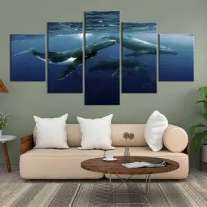 Tableau baleine nageant en groupe. Bonne qualité, original, accrochée sur un mur au dessus d'un canapé dans un salon