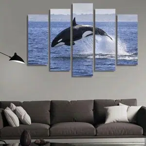 Tableau baleine orque sautant. Bonne qualité, original, accrochée sur un mur au dessus d'un canapé dans un salon