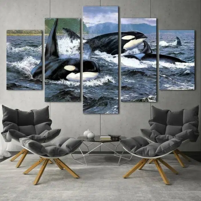 Tableau baleine orques en groupe. Bonne qualité, original, accrochée sur un mur au dessus des canapés dans un salon