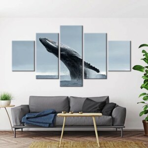 Tableau baleine sautant sur son dos. Bonne qualité, original, accrochée sur un mur au dessus d'un canapé dans un salon