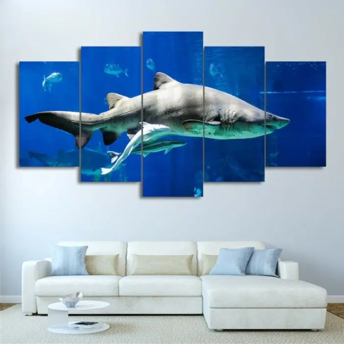 Tableau requin a l'air suspect. Bonne qualité, original, accrochée sur un mur au dessus d'un canapé dans un salon