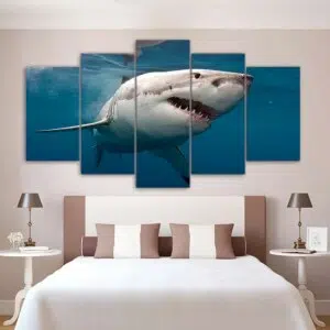 Tableau requin au regard agressif. Bonne qualité, original, accrochée sur un mur au dessus d'un lit dans une maison