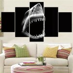 Tableau requin bouche ouverte effrayante. Bonne qualité, original, accrochée sur un mur au dessus d'un canapé dans un salon