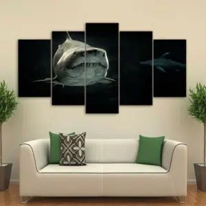 Tableau requin des profondeurs. Bonne qualité, original, accrochée sur un mur au dessus d'un canapé dans un salon
