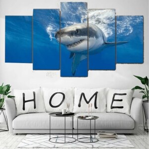 Tableau requin gris à la surface. Bonne qualité, original, accrochée sur un mur au dessus d'un canapé dans un salon